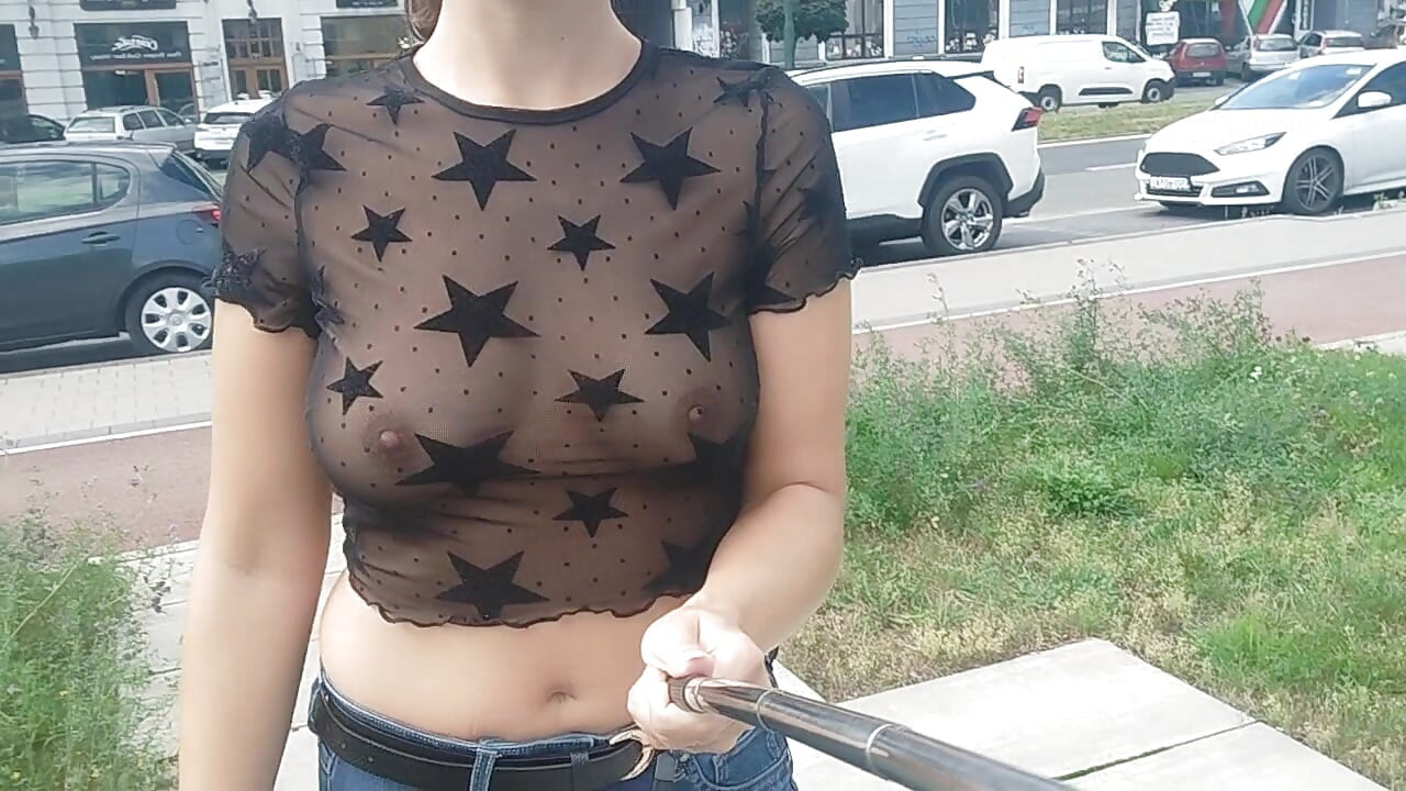 Şehirde göğüslerini teşhir ediyor, transparan bluz