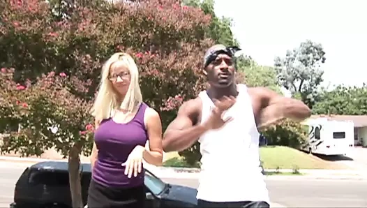 Tamamen tabitha verir bir oral seks ve sikikleri derin boğaz