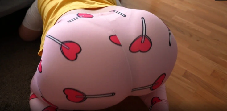 Üvey kızkardeş sıkıştı ve üvey kardeşinden yardım istedi