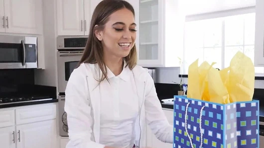 Tiny4k üvey kızı Riley Reid babalar günü hediyesi kullanıyor