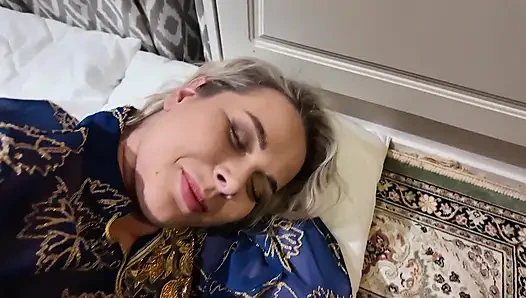 Sevimli ve büyük memeli üvey annemle ev yapımı seks