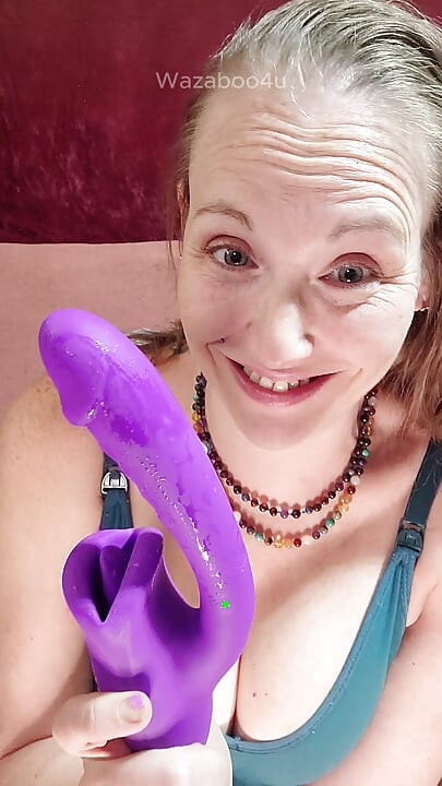 G-spot dildoyu inceliyor ve test ediyor