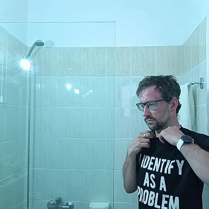 Duşta yalnızım, küçük olan yakalandı!