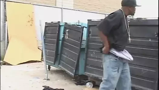 Harika götlü ateşli zenci kız sakso çekiyor ve siyah yarağa biniyor