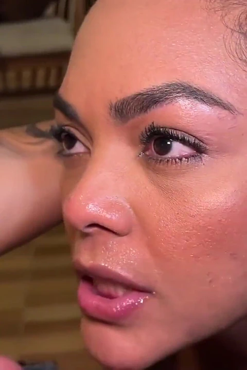 En iyi arkadaşımın gavat erkek arkadaşı oturma odamda beni sikiyor ve üçlü seks yaptık