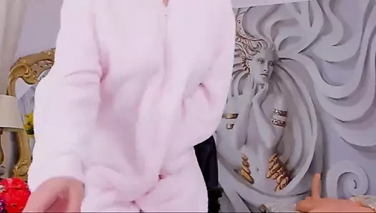 Seksi göğüslerim ve büyük göğüslerimle seksi görünüyorum