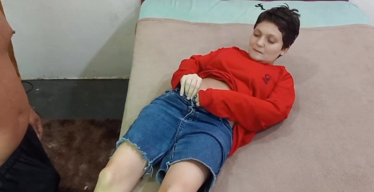 Doğumdan yedi gün sonra, ayakkabının pembesiyle oynuyor