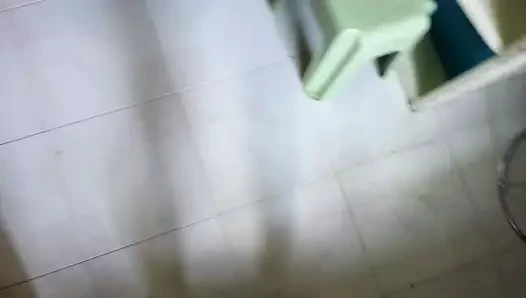 Siyah üzengi tayt teaser ile beyaz patentli pompalar