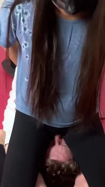 Женское доминирование и борьба с сидением на лице на ковриках