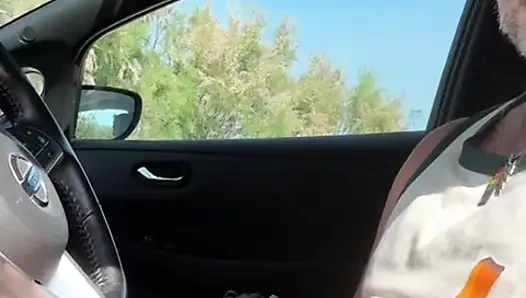 Halka açık otoparkta mastürbasyon yapıyor