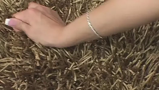 Olgun bir adam kanepede sıkı bir genç kızla sikişiyor