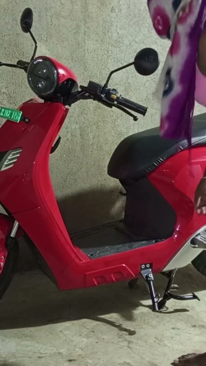 Transeksüel kendi evinde elektrikli scooter üzerinde dans ediyor ve götünü erkek arkadaşı tarafından sikiyor - bhojpuri dansı - Hintçe ses | Klip 1