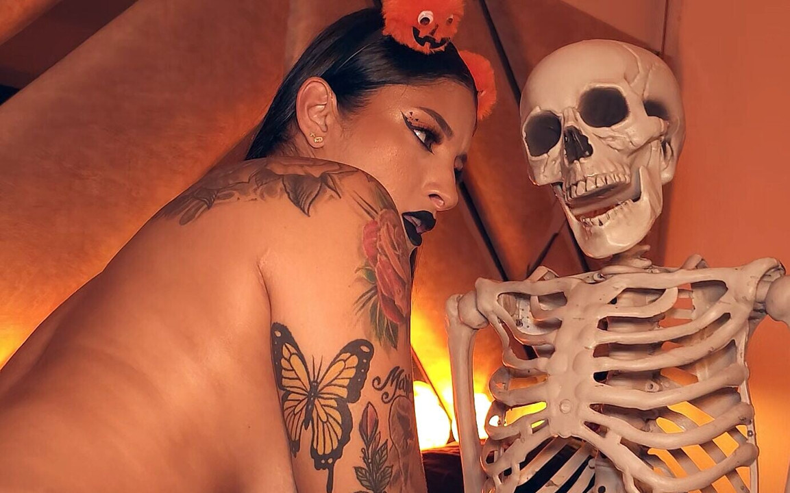 Voodoo kızı büyük götünden sikiliyor