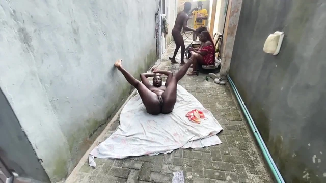 İş arkadaşlarıyla sikişiyor ve oynuyor