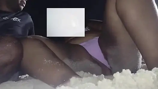 Hepiniz için plajda gösteriş yapıyor