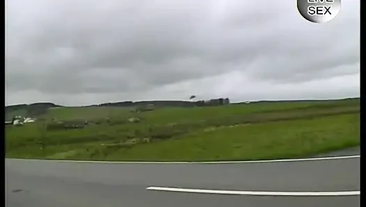 Sarışın kız erkek arkadaşının onu arabada parmaklasına izin veriyor