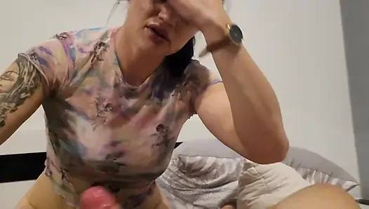 Gırtlağına kadar ve bir sürü tükürük ile inanılmaz ıslak sakso çekiyor