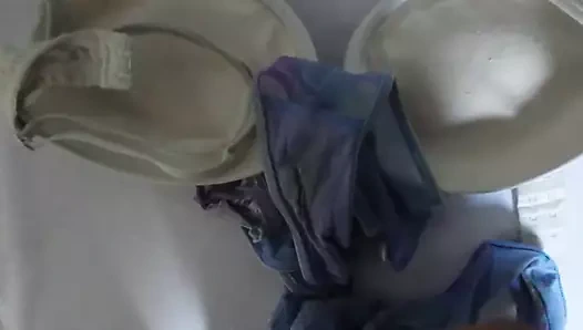 Tryskam na bielizne mamy