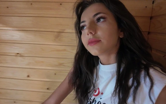 Ailemiz Geri Gelmeden Önce 18 Yaşındaki Üvey Kız Kardeşimi Sıkı Amcığımı Sikiyorum