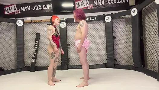 Pvc üvey anne mma kafesinde kadın kılıklıya işkence ediyor - uyluk kontrolü ve aşağılama