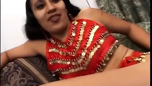 Hintli fahişe üçlü grup seks sırasında kıllı amını adamlar tarafından siktiriyor