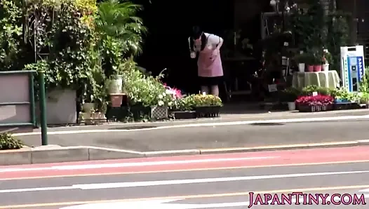 Minyon japon çiçekçi mağazada pussyfucked