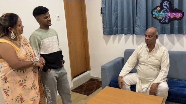 Üvey oğul evlendi ve karısını eve getirdi, sonra üvey babasının önünde seks yaptı ve üvey baba hepsini izledi.