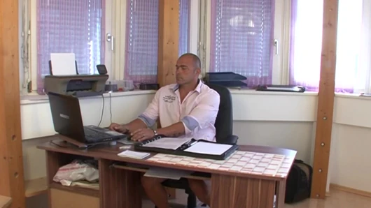 Olgun esmer yoğun ofis masasında