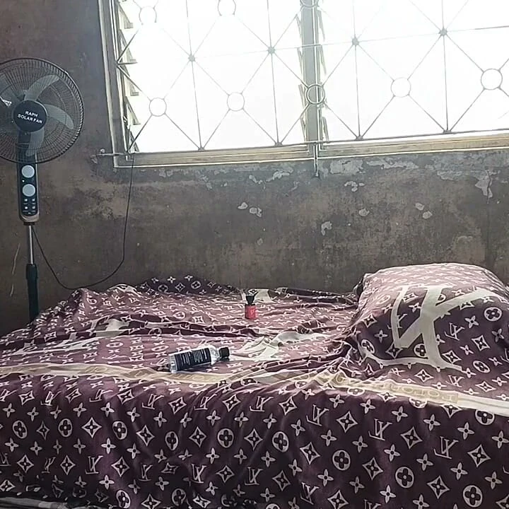 Afrikalı siyah zenci ile azgın kadın, batıda