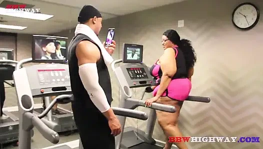 İRI GÖĞÜSLÜ ZENCI IRI GÜZEL KADıN SERT YARAK ALıYOR