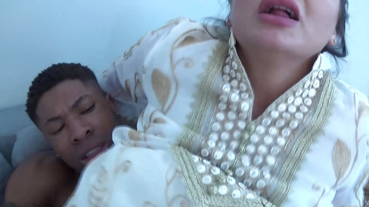 Arap karım büyük zenci yarağı ile üçlü porno istiyor