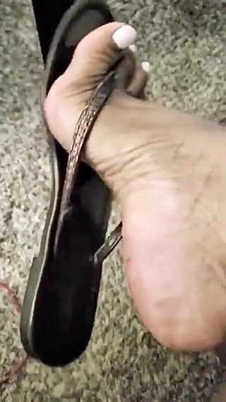 Casada de rasteirinhas fazendo dangling