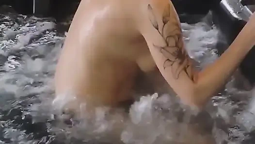 Jakuzide rahatlıyorum, göğüslerime masaj yapıyorlar