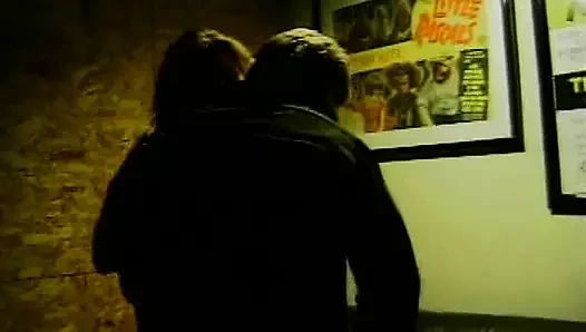 Çekici sarışın orta yaşlı seksi kadın ateşli sikişiyor