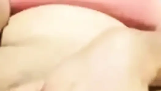 Hintli kız erkek arkadaşıyla görüntülü görüşmede parmaklıyor