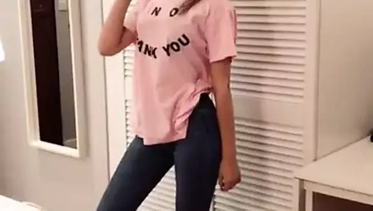 Patrycja Pawlik chowa sie w szafie