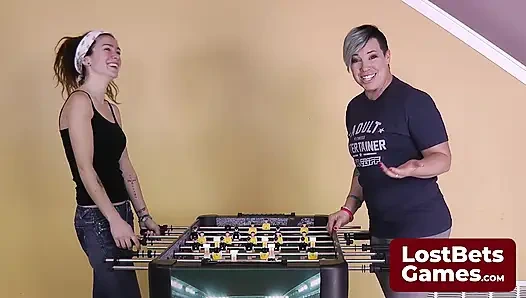 Striptizli bir langırt oyunu sonunda şaplak atma sözü veriyor