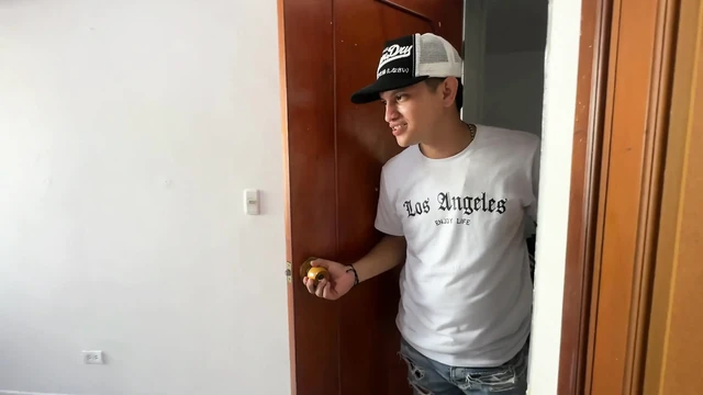 Utangaç Latin üvey kız kardeşimin bakireliğini alıp onun sıkı ve zengin vajinasına giriyorum.