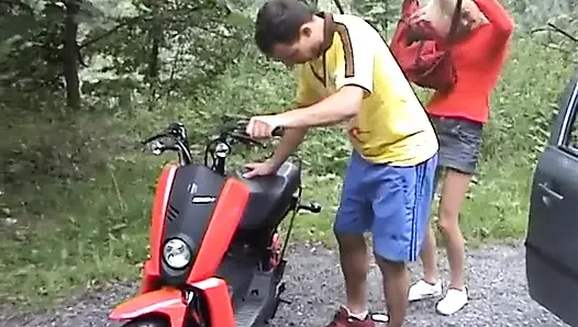 Avrupalı genç kız yol kenarında sikiliyor