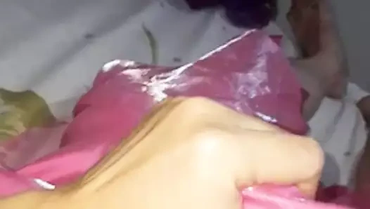 Uzun saten balo pembe elbise giyen crossdresser