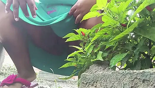Kıllı amcıklı ateşli iri güzel kadın çalının arkasına işiyor