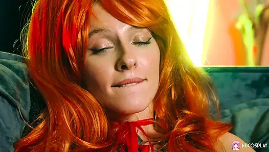 Azgın kızıl saçlı Stella Bliss kanepede dildoyla tutkuyla oynuyor.