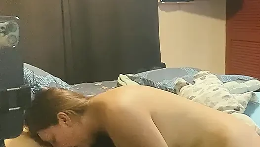 Seksi latin yarak üzerinde zıplıyor ve gırtlağına kadar sakso çekiyor