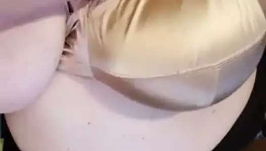 Güzel büyük altın saten sutyen