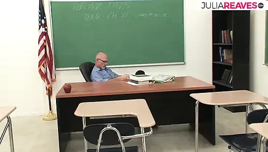 Sınıfta eski öğretmeniyle gırtlağına kadar alıyor ve sikişiyor