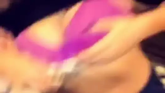 amerikan sıcak sürtük dışarı Boobs kolej bebek bir anda yoğun ilgi gören