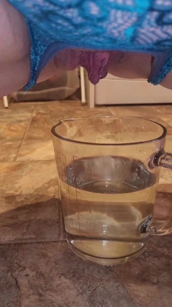 Писаю в кувшин.