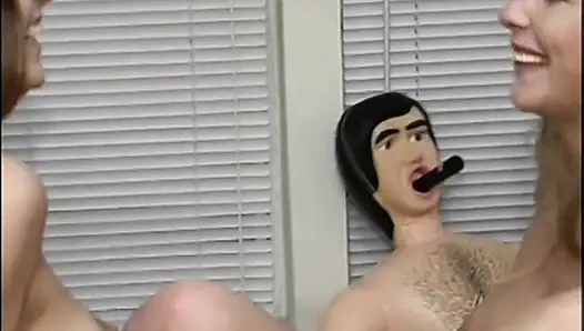 İki genç üniversiteli kız seks yapmayı öğreniyor