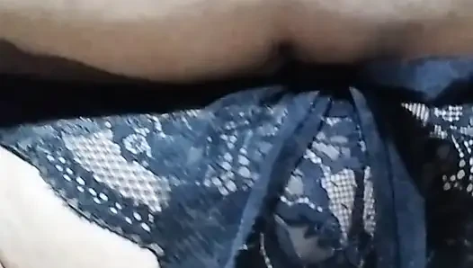Sakso çekiyor, biniyor ve dört ayak üstüne çıkıyor