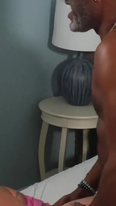 Azgın beyaz orta yaşlı seksi kadın büyük siyah yarakla parçalanıyor | Klip 3